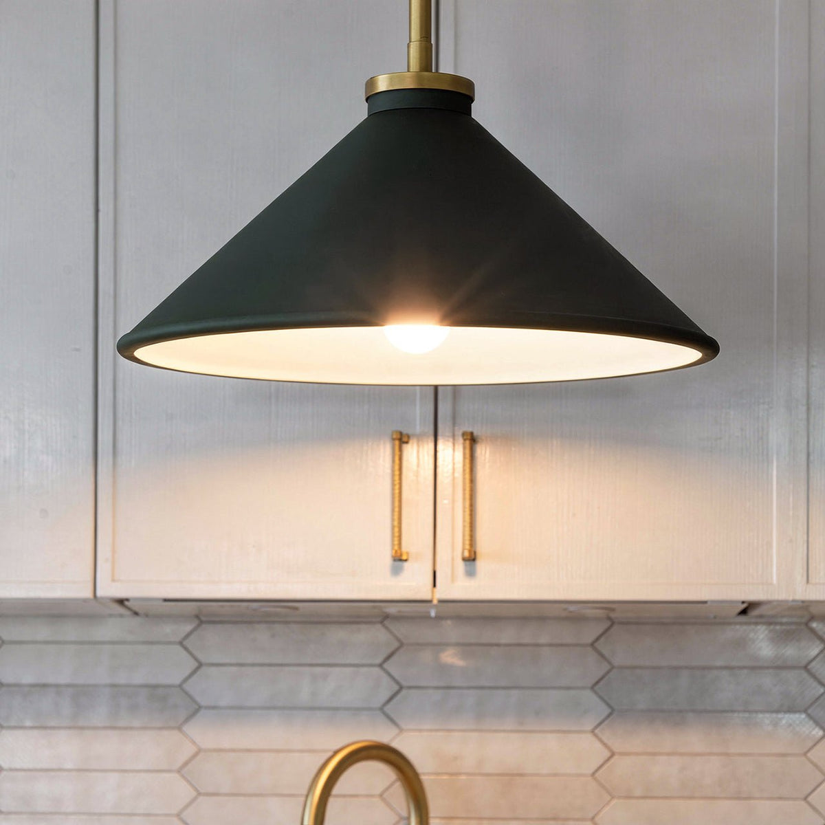 UQL6681 Mid-Century Modern Indoor Pendant, 7.5''H x 14''W x 14